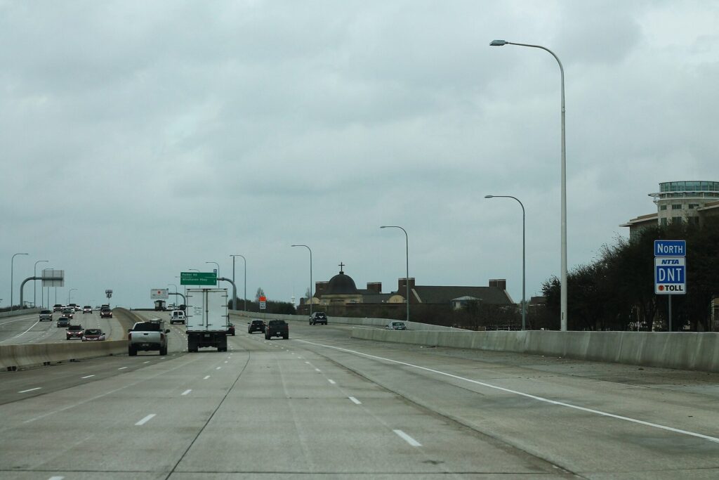 Northbound Dallas North Tollway sign on the drive to hotels near Stonebriar Centre